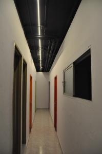 un pasillo con techo y TV. en Falow, en Las Palmas de Gran Canaria