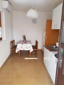 Kitchen o kitchenette sa Apartment Lavcevic