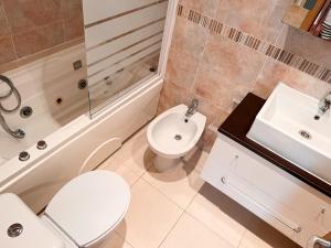 Koupelna v ubytování Apartamentos Boutique Calablanca + 13 fotografií