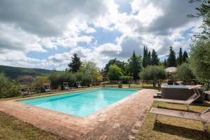 Bazén v ubytovaní Casa al Monte by VacaVilla alebo v jeho blízkosti