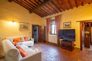 Televízia a/alebo spoločenská miestnosť v ubytovaní Casa al Monte by VacaVilla