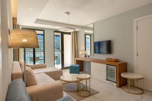 HUMA Kotor Bay Hotel and Villas的电视和/或娱乐中心