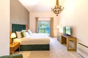 HUMA Kotor Bay Hotel and Villas的电视和/或娱乐中心