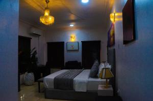 Uma cama ou camas num quarto em J Gibson Hotel