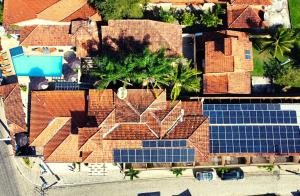 uma vista superior de um telhado com painéis solares em Pousada Solar de Geribá em Búzios