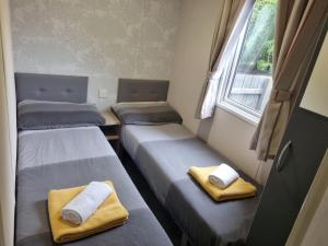 Ένα ή περισσότερα κρεβάτια σε δωμάτιο στο Woodside Hot Tub Retreat