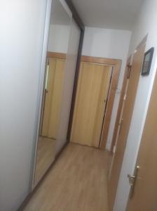 um corredor vazio com um espelho e uma porta em Byt 2+1 s balkonem em Vsetín