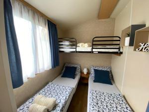 Postel nebo postele na pokoji v ubytování Hiška Štefi Velenjsko jezero