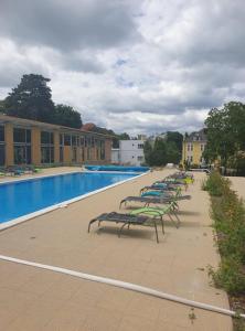 Bazén v ubytovaní Juventus Apartman alebo v jeho blízkosti