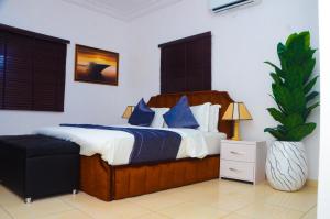 Uma cama ou camas num quarto em J Gibson Hotel
