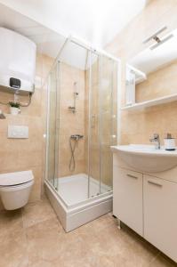 Koupelna v ubytování Apartments and Rooms Adriatic Suites