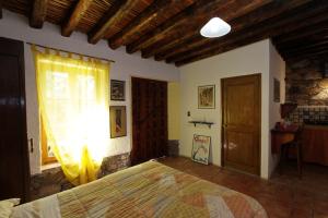 Un dormitorio con una cama grande y una ventana en Casa Curtos, en Real de Catorce