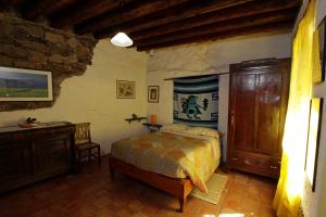 1 dormitorio con 1 cama y vestidor en una habitación en Casa Curtos, en Real de Catorce