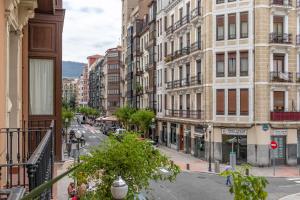 vistas a una calle de la ciudad con edificios altos en Bilbao Arte III by Aston Rentals en Bilbao