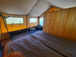 Montefiore dellʼAsoにあるcasavistafioreのテント内の大型ベッド1台が備わる客室です。