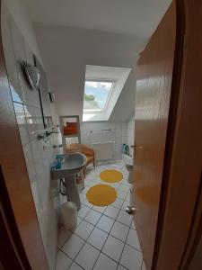 La salle de bains est pourvue d'un lavabo, de toilettes et d'une fenêtre. dans l'établissement Martens, à Groß Wittensee