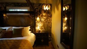 - une chambre avec un lit et un grand miroir dans l'établissement Tulana Taggs - floating home on island idyll, à Hampton Hill
