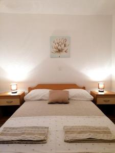 A bed or beds in a room at Apartments Amfora