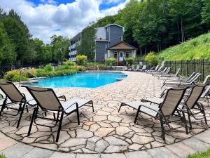 Swimming pool sa o malapit sa Le Ink Tremblant By My Tremblant Location