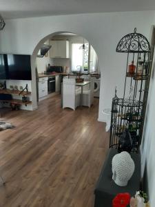 uma cozinha em plano aberto e sala de estar com piso em madeira em T2 nath em Bastia