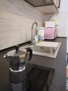 - un comptoir de cuisine avec un mixeur et un évier dans l'établissement Tiny House Dolomiti, à Sovramonte