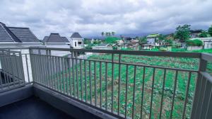 Balkón nebo terasa v ubytování Villa Safari Syariah with Mountain View