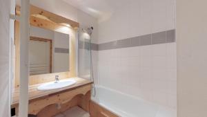 łazienka z umywalką i lustrem w obiekcie Le Hameau SPA & PISCINE studio 2 pers by Alpvision Residences w mieście Orelle