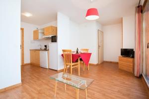 Kuchnia lub aneks kuchenny w obiekcie Le Hameau SPA & PISCINE studio 2 pers by Alpvision Residences