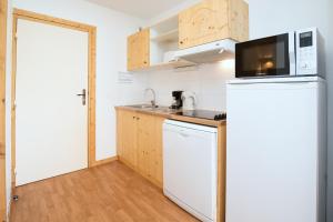 Kuchnia lub aneks kuchenny w obiekcie Le Hameau SPA & PISCINE studio 2 pers by Alpvision Residences