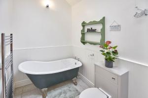 Liverton的住宿－Host & Stay - Low Waupley Farm，带浴缸和卫生间的浴室。