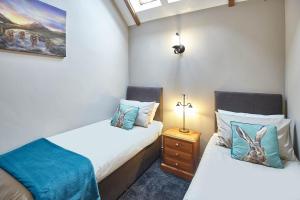 Liverton的住宿－Host & Stay - Low Waupley Farm，一间卧室设有两张床和床头柜