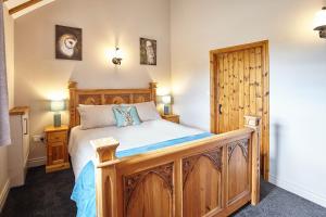 um quarto com uma grande cama de madeira num quarto em Host & Stay - Low Waupley Farm em Liverton