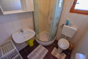 Koupelna v ubytování Apartments Kalista