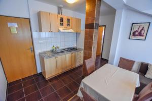 Kuchyň nebo kuchyňský kout v ubytování Apartments Kalista