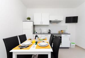 Kuchyň nebo kuchyňský kout v ubytování Apartments and Rooms Bianca