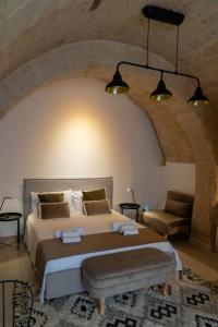 um quarto com uma cama grande numa parede de pedra em CASA BEATA ELIA em Bari