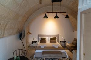 um quarto com uma cama e um sofá num quarto em CASA BEATA ELIA em Bari