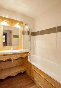 Kúpeľňa v ubytovaní Le Hameau SPA & PISCINE studio SUPERIEUR 2 pers by Alpvision Residences