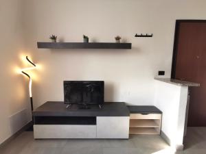 ein Wohnzimmer mit einem Tisch und einem TV in der Unterkunft Uro's Home in Lonate Pozzolo