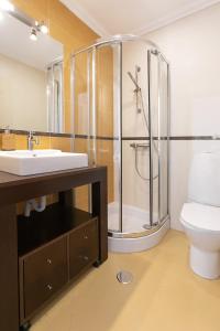 W łazience znajduje się umywalka, prysznic i toaleta. w obiekcie Óbidos Garden Villa w mieście Óbidos