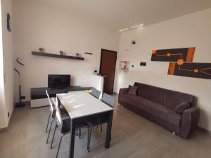 ein Wohnzimmer mit einem Tisch und einem Sofa in der Unterkunft Uro's Home in Lonate Pozzolo