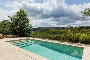 Bazén v ubytovaní Masia Spa Can Pascol Casa Ecologica alebo v jeho blízkosti