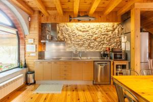 Kuchyňa alebo kuchynka v ubytovaní Masia Spa Can Pascol Casa Ecologica