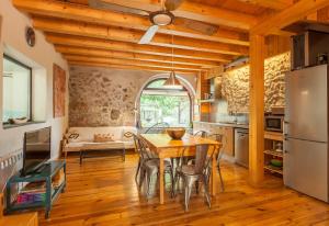 Kuchyňa alebo kuchynka v ubytovaní Masia Spa Can Pascol Casa Ecologica