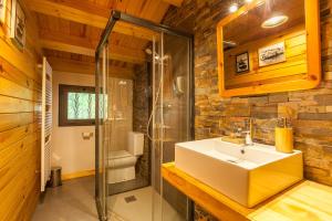 Kúpeľňa v ubytovaní Masia Spa Can Pascol Casa Ecologica