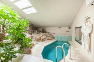 Bazén v ubytovaní Masia Spa Can Pascol Casa Ecologica alebo v jeho blízkosti