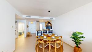 Część wypoczynkowa w obiekcie Stupa Hills IV F33G - Superb Sea View Apartment