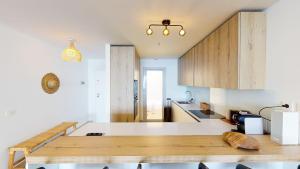 Kuchnia lub aneks kuchenny w obiekcie Stupa Hills IV F33G - Superb Sea View Apartment