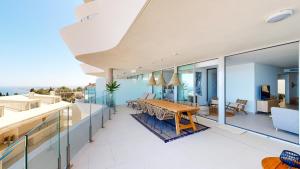 Balkon lub taras w obiekcie Stupa Hills IV F33G - Superb Sea View Apartment