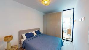 Łóżko lub łóżka w pokoju w obiekcie Stupa Hills IV F33G - Superb Sea View Apartment